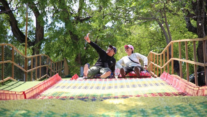 Wahana baru di Taman Hiburan Pantai Kenjeran. Becak dino dan Rainbow Slide.