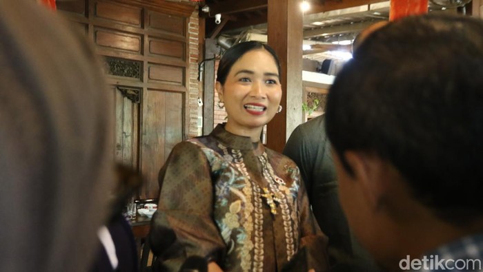 Wamen Pariwisata Ni Luh Puspa ditemui wartawan saat kunjungan kerja di Kalasan, Sleman., Senin (27/1/2025)