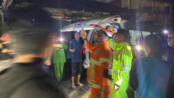 Warga dan polisi mengevakuasi 8 warga korban tertimpa longsor di Mamuju.