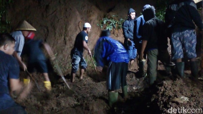 Warga Kampung Ciengang, Desa Kudadepa Kecamatan Sukahening Kabupaten Tasikmalaya saat evakuasi longsoran di rumah korban.