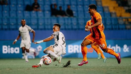 Winger Bali United, M Rahmat, menghalau bola dari kejaran pemain Borneo FC, Fajar Faturrahman, saat pertemuan pertama di Liga 1 2024/2025 pada 27 Agustus 2024. (Dok. Bali United)