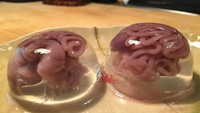 Buat agar-agar dengan tambahan jeli di dalamnya, menu ini justru mirip seperti otak manusia. Foto: Demilked/Site