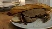 Siapa yang menyangka menu sandwich kepiting, isinya bukan daging kepiting saja melainkan kepiting utuh lengkap dengan capitnya Foto: Demilked/Site