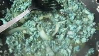 Tumisan daging sapi cincang dengan irisan bawang bombay ini jadi tampak absurd setelah diberi warna biru. Foto: Demilked/Site