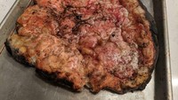 Bukannya daging mentah, tapi ini tampilan pizza gagal total yang dibuat di rumah. Foto: Demilked/Site