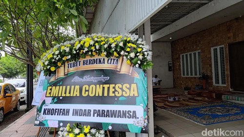 Anis Baswedan hingga Krisdayanti kirimkan karangan bunga untuk Almarhumah Emilia Contessa