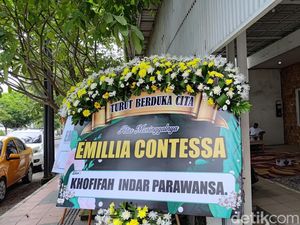 Karangan Bunga Banjiri Rumah Duka Emilia Contessa di Banyuwangi