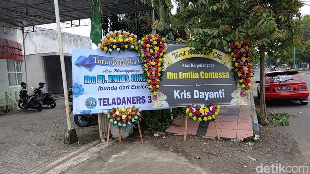 Anis Baswedan hingga Krisdayanti kirimkan karangan bunga untuk Almarhumah Emilia Contessa