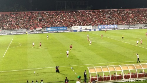 Duel Bali United (jersey merah) vs Borneo FC di pekan ke-20 Liga 1 2024/2025 di Stadion Kapten I Wayan Dipta, Gianyar, Selasa (28/1/2025).