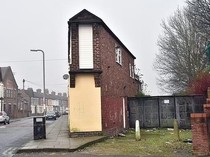 Lebarnya Nggak Sampai 1 Meter, Ini Wujud Rumah Tersempit di Inggris