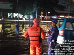 Banjir Jakarta Jadi 26 RT-20 Ruas Jalan, Tinggi Air di Jakbar Capai 1 Meter