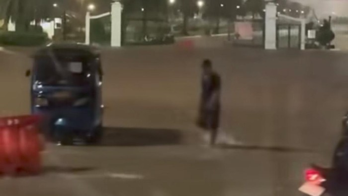 Banjir di sekitar Monas di Jalan Medan Merdeka Barat, Selasa (28/1/2025) malam (screenshot video viral)