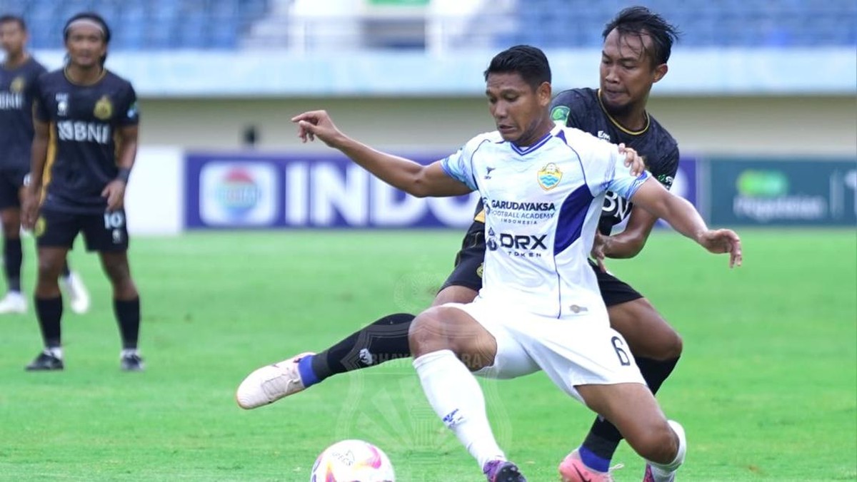 Momen Hargianto (hitam) melawan PSKC. (Foto: dok. Bhayangkara FC)