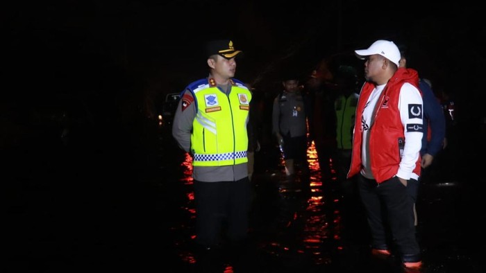 Bupati Zukri bersama Kapolres AKBP Afrizal Asri cek lokasi banjir Pelalawan, Riau. (dok. Bupati Zukri)