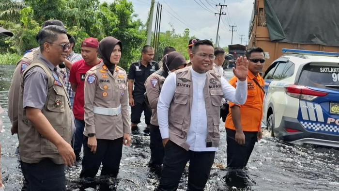 Bupati Zukri saat mengecek banjir di Pelalawan, Riau beberapa waktu lalu. (Dok Istimewa)
