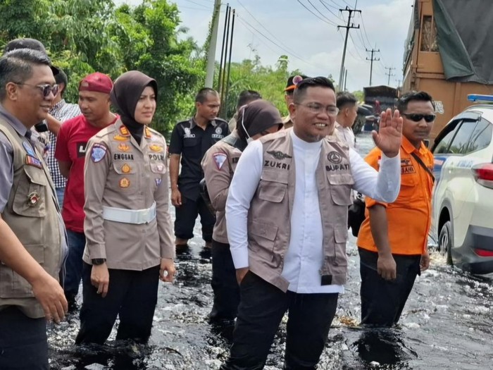 Bupati Zukri saat mengecek banjir di Pelalawan, Riau beberapa waktu lalu. (Dok Istimewa)