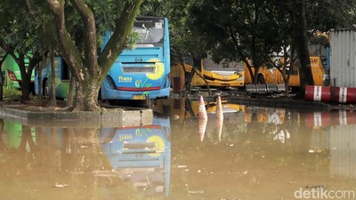 Potret Bangkai Bus yang Rutin Terendam Banjir di Gedebage