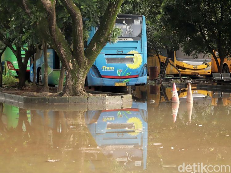 Potret Bangkai Bus yang Rutin Terendam Banjir di Gedebage
