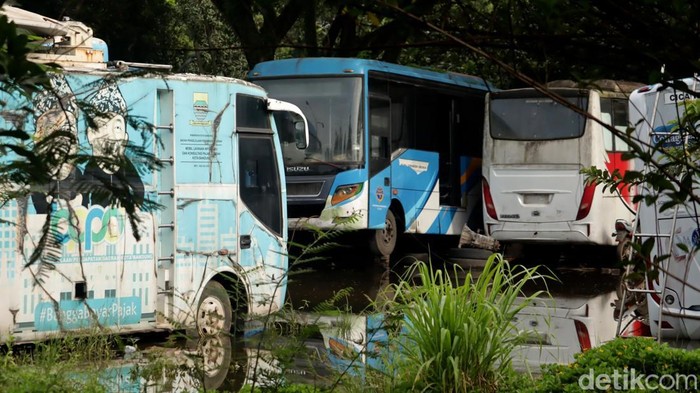 Bus Terendam Banjir di Gedebage