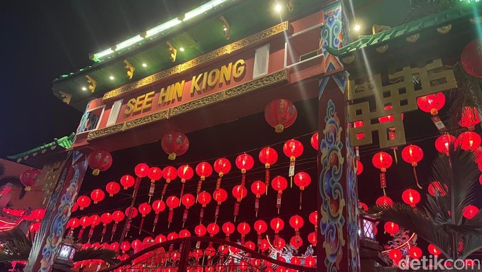 Cahaya merah dari lampion warnai Kelenteng See Hin Kiong, Padang. (Aisyah Luthfi/detikSumut)