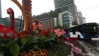 Ornamen khas Imlek tersebut berukuran cukup besar dengan nuansa warna merah.