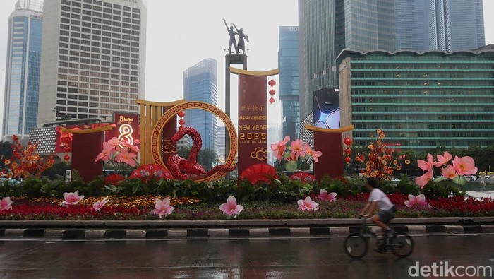 Dekorasi Imlek Meriahkan Bundaran HI Jakarta Sejumlah pengendara melintasi dekorasi Tahun Baru Imlek di Bundaran HI, Jakarta, Selasa (28/1/2025).