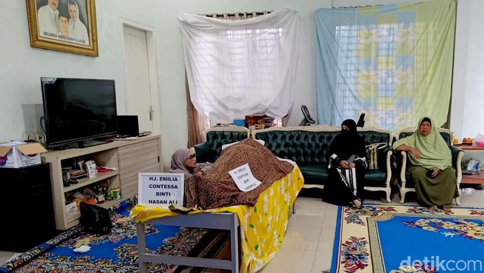 Denada bersimpuh di samping jenazah ibunya Emilia Contessa Denada bersimpuh di samping jenazah ibunya Emilia Contessa