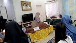 Momen Denada Bersimpuh di Samping Jenazah Ibunya Emilia Contessa