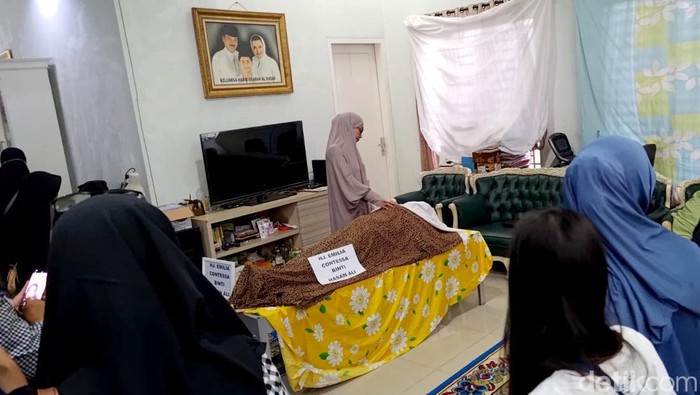Denada bersimpuh di samping jenazah ibunya Emilia Contessa Denada bersimpuh di samping jenazah ibunya Emilia Contessa