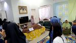 Momen Denada Bersimpuh di Samping Jenazah Ibunya Emilia Contessa