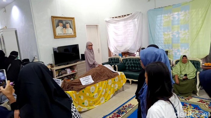 Denada bersimpuh di samping jenazah ibunya Emilia Contessa Denada bersimpuh di samping jenazah ibunya Emilia Contessa