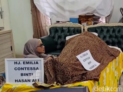 Momen Denada Bersimpuh di Samping Jenazah Ibunya Emilia Contessa