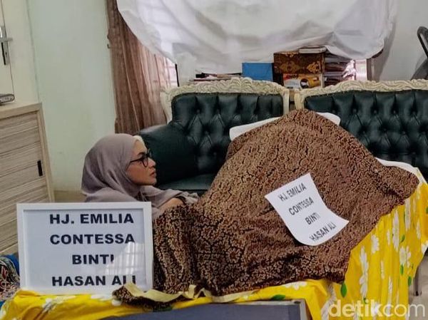 Momen Denada Bersimpuh di Samping Jenazah Ibunya Emilia Contessa