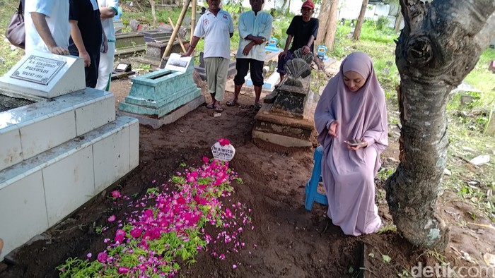 Denada khusyuk berdoa di pusara Almarhumah mamanya, Emilia Contessa. Denada khusyuk berdoa di pusara Almarhumah mamanya, Emilia Contessa.