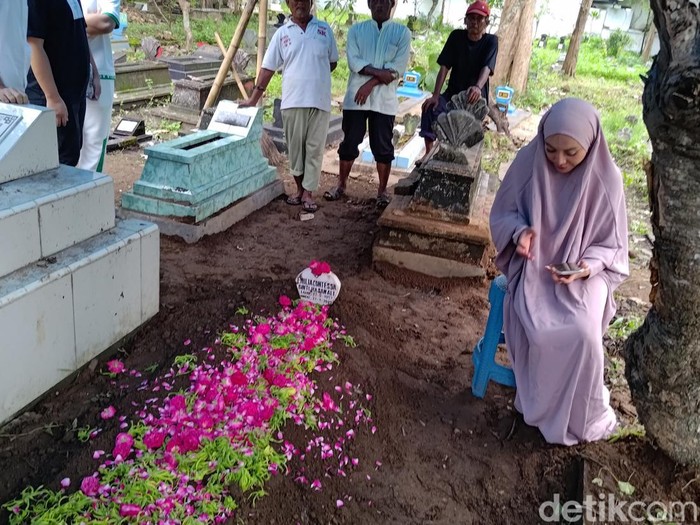 Denada khusyuk berdoa di pusara Almarhumah mamanya, Emilia Contessa. Denada khusyuk berdoa di pusara Almarhumah mamanya, Emilia Contessa.