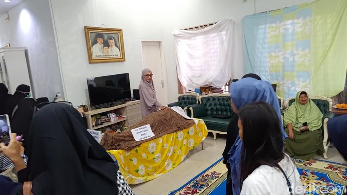 Denada telah tiba di Banyuwangi untuk mendampingi jenazah Emilia Contessa, ibunya.