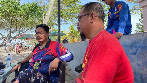 Dodo Taryana Ketua Balawista Pangandaran saat bertugas dan berjaga di Pos 5 Pantai Pangandaran/