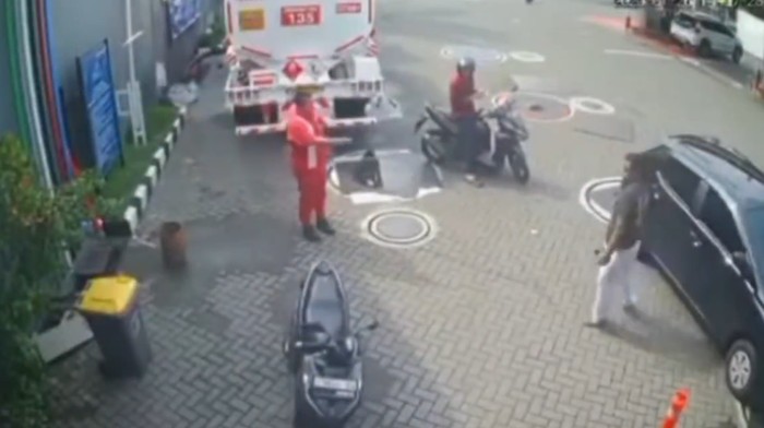 Dua petugas SPBU di Jalan Dinoyo, Surabaya, menjadi korban pengeroyokan pelanggan yang tak terima ditegur saat merokok.