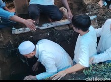Pemakaman Emilia Contessa Penuh Haru, Denada Tak Kuat Tahan Tangis