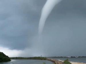 Viral Fenomena Waterspout Terjadi di Laut Pamekasan