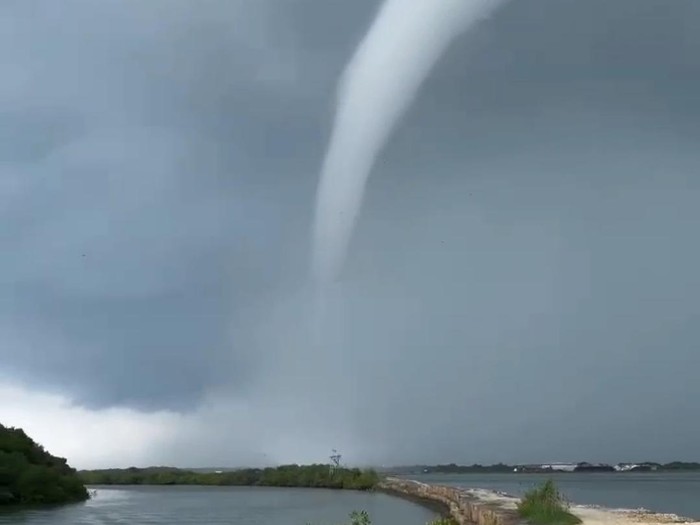 Fenomena waterspout di laut Pamekasan