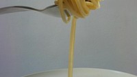 Sesuap spaghetti satu ini menampilkan teknik fotografi yang menarik. Tampilannya jadi menyatu dengan gagang kacamata berwarna krem. Foto: Instagram @dudibensimon