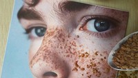 Karya fotografi selanjutnya juga tampak memikat. Ia mengunggah potret seorang pria dengan membubuhkan bubuk kopi di atas foto tersebut sehingga menampilkan seperti bintik wajah. Foto: Instagram @dudibensimon