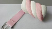 Marshmallow yang berwarna merah muda dan putih ini juga dibuat menjadi kreasi seni membentuk ikat pinggang. Terlihat seperti gulungan ikat pinggang. Foto: Instagram @dudibensimon