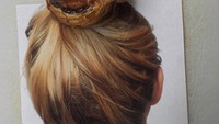 Dudi juga berkreasi dengan cinnamon roll yang diletakkan pada secarik kertas dengan siluet bagian belakang kepala seorang wanita. Cinnamon roll itu tampak menyerupai ikatan rambutnya. Foto: Instagram @dudibensimon