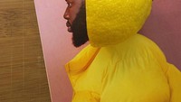 Irisan lemon ini tampak membentuk penutup kepala pada jaket padding berwarna kuning. Komposisinya selaras sehingga nyaris mirip aslinya. Foto: Instagram @dudibensimon