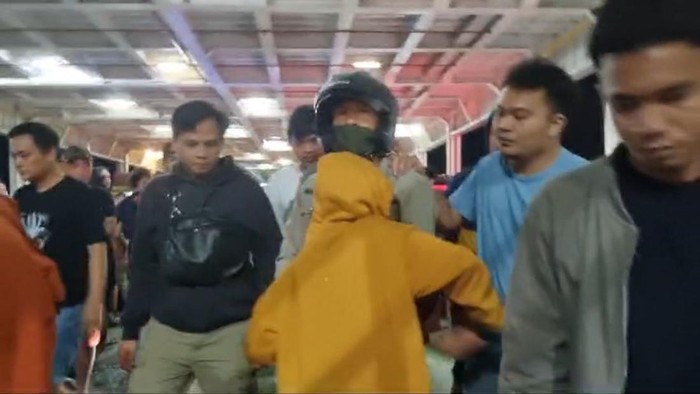 Gadis 14 tahun histeris teman ayahnya yang sekaligus kekasihnya saat ditangkap polisi.