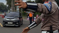 Volume kendaraan hari ini disebut menurun hingga 20 persen dari hari sebelumnya.
