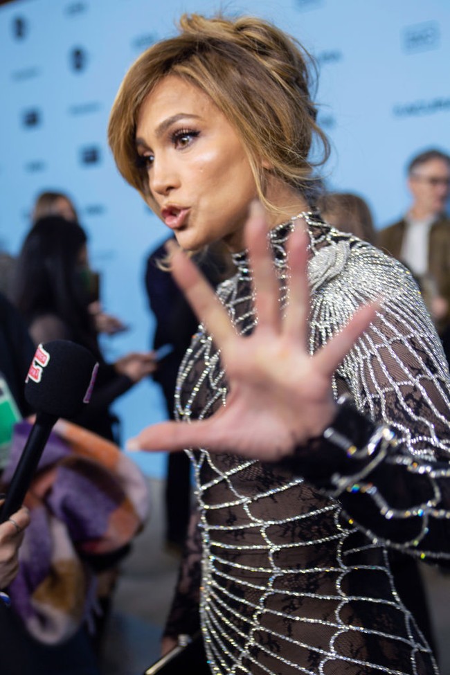 Di film ‘Kiss of the Spider Woman’,  Jennifer Lopez memerankan Ingrid Luna, sosok bintang film dalam cerita tersebut. Lopez mengungkapkan bahwa persiapan untuk perannya membutuhkan usaha besar, terutama mengingat jadwal produksi yang intens. Saya berharap memiliki waktu setahun penuh untuk mempersiapkan musikal besar seperti ini, tetapi kami tidak punya waktu sebanyak itu, katanya dalam panel bersama Los Angeles Times. (Foto: Isaiah Trickey/FilmMagic via Getty Images)