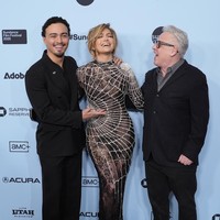 Menariknya, terusan menerawang dengan siluet yang mengikuti lekuk tubuhnya itu dihiasi embellishment yang membentuk jaring laba-laba. Hiasan yang tersebut membentang dari leher hingga ujung kakinya seakan merujuk pada judul filmnya. Untuk melawan dinginnya cuaca di Utah yang bersalju, Lopez melengkapi penampilannya dengan mantel bulu putih. (Foto: Chris Pizzello/Invision/AP)